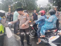 Kapolres Kendal AKBP Feria Kurniawan Bagikan Takjil di Depan Kantor Polres Kendal