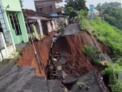 Jalan Jangli Tlawah Semarang Ambles, Akses Warga Terganggu
