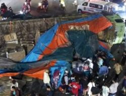 Kecelakaan Truk Bermuatan Kertas di Simpang Tanah Putih Semarang, Seorang Pengendara Motor Tewas