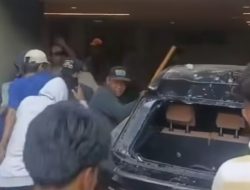 Rumah Sekretaris Fraksi NasDem Ahmad Sahroni Dijarah Massa