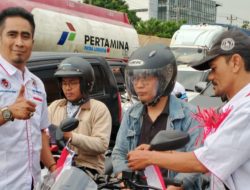 Kolaborasi DPW & DPD IWOI Jateng Bersama Polsek Semarang Barat Bagikan Bendera Merah Putih di Exit Tol Krapyak