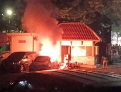 Demo di Depan Polda Jateng Berujung Ricuh, Empat Mobil dan Kios Kantin Terbakar