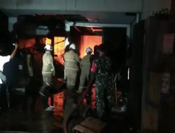 Insiden Kebakaran di Jalan Palebon Raya, Petugas Masih Melakukan Upaya Pemadaman