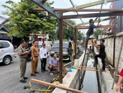 Bangunan Usaha Manfaatkan Drainase Umum di Gayamsari, Keselamatan Pengguna Jalan Terancam