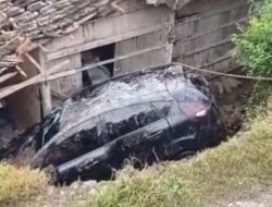 Mobil Terjun Menimpa Atap Rumah Warga di Ungaran Timur, Ibu dan Dua Anak Selamat